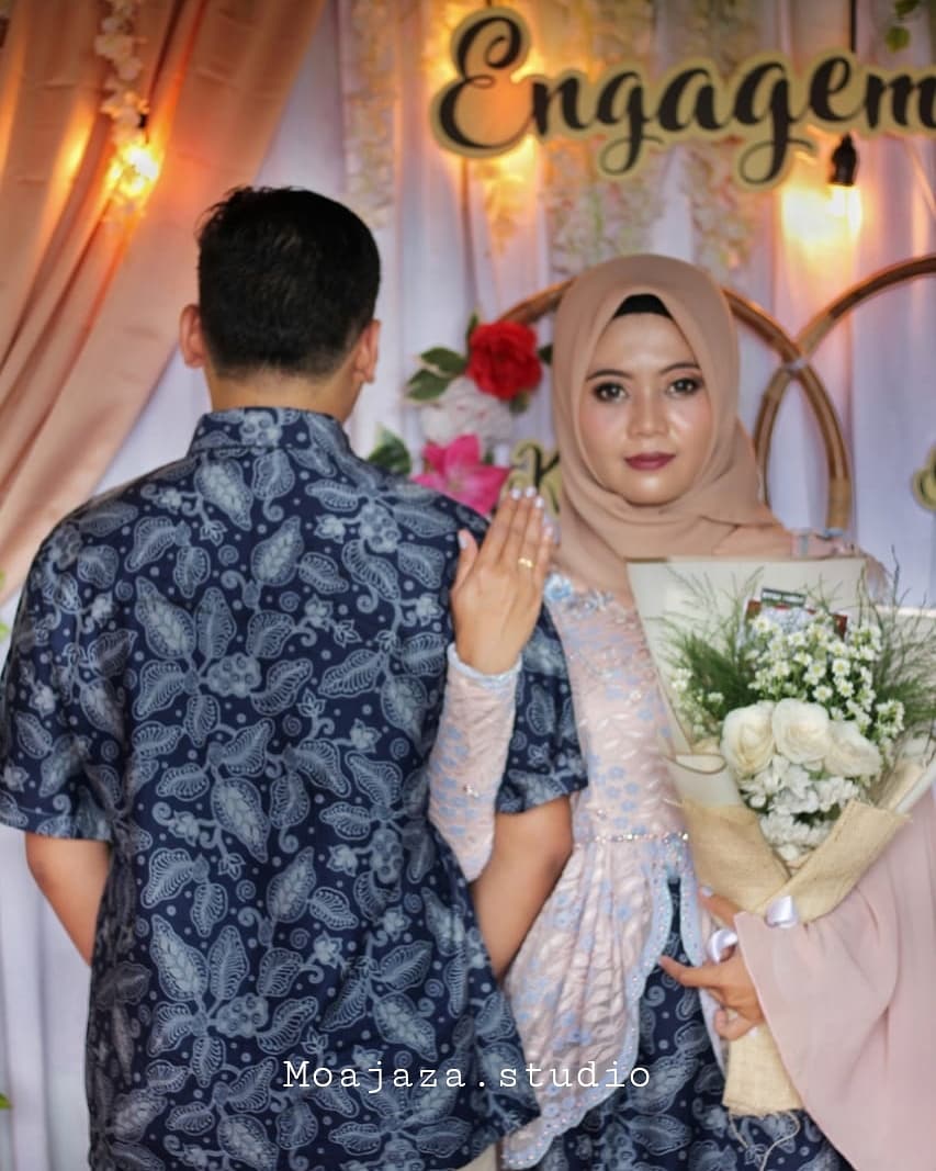 Kebaya engagement